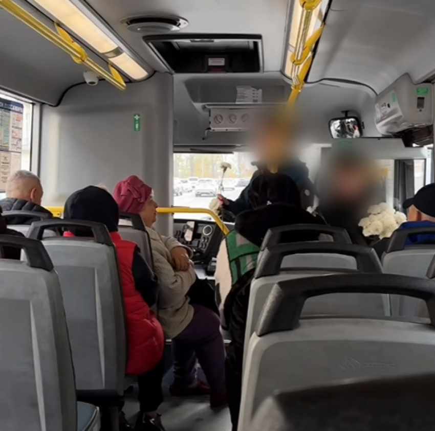 До слез: школьники с охапкой цветов мило поздравили бабушек