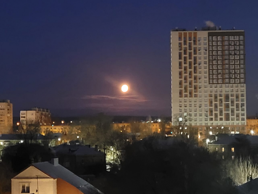 Волгоградцы наблюдали чудо-луну в утреннем небе