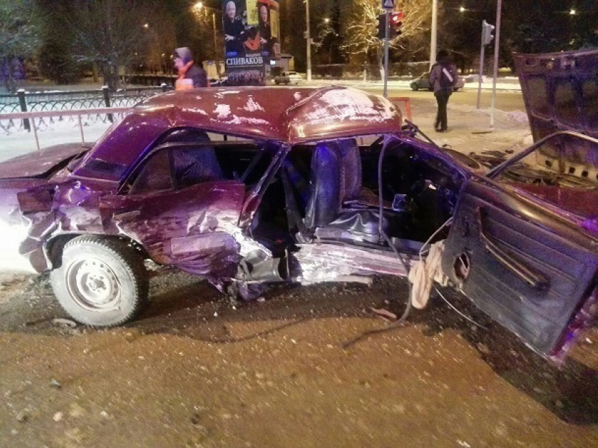 Сильное ДТП произошло поздно вечером в Ворошиловском районе Волгограда