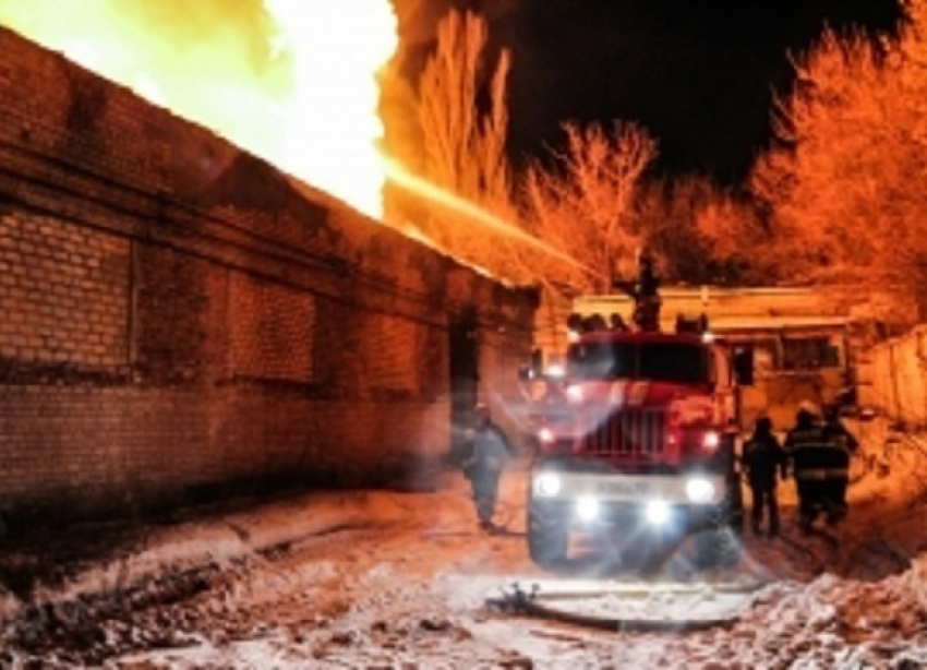 В Волгограде потушили крупный пожар на дачах