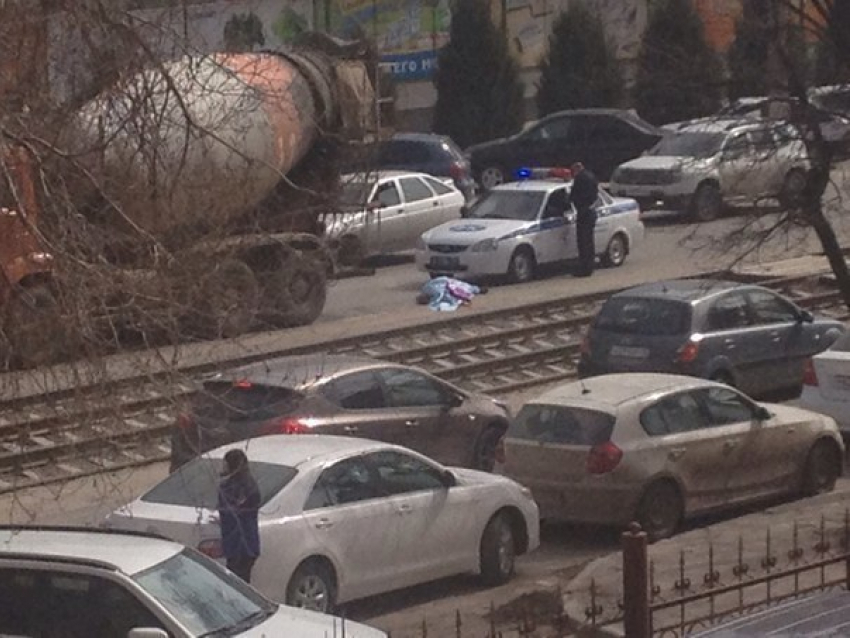 В Волгограде в микрорайоне Ангарский КамАЗ насмерть сбил женщину-пешехода