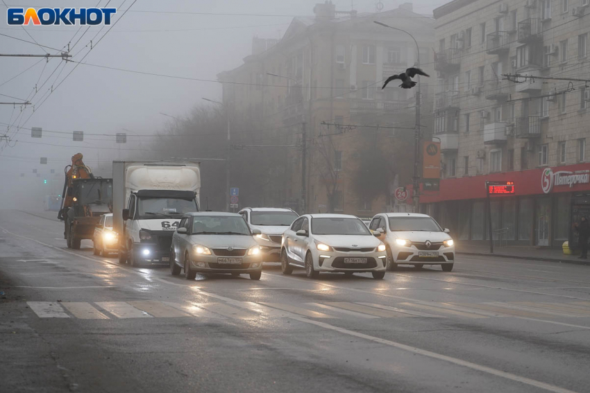 Автомобилисты массово бьются в снегодождь в Волгограде