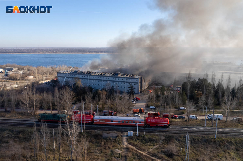 Опасность воздуха у сгоревшего склада изучает волгоградский Роспортребнадзор