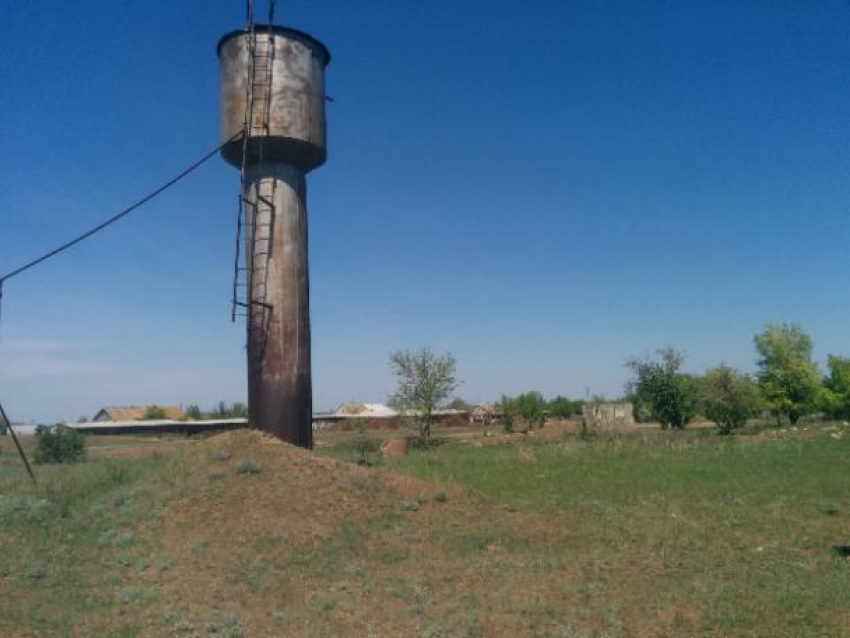 Жителей хутора под Волгоградом заставляют пить воду с птичьим пометом