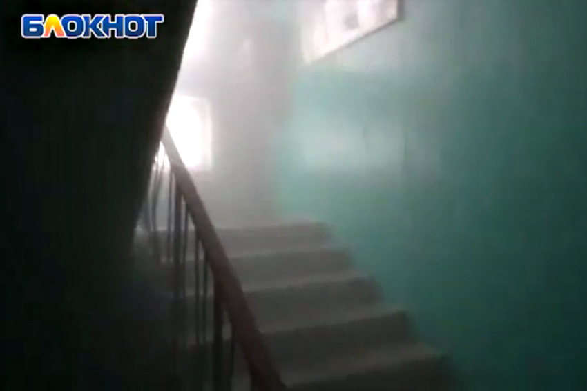 Поселившийся в подвале многоэтажки вонючий туман сняли на видео в Волгограде