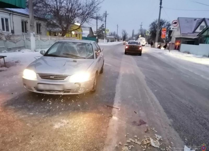 От удара отбросило на соседний автомобиль: перебегавшего дорогу пешехода сбили в Волгоградской области 