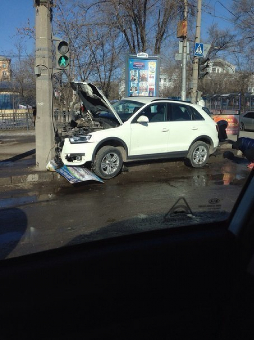 В Волгограде 20-летняя автоледи на Audi врезалась в столб