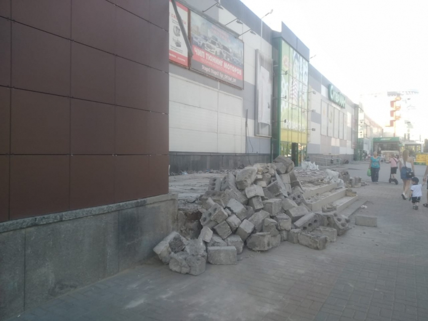 Горка битого кирпича и несколько мешков мусора: что осталось от легендарной «стекляшки» на Центральном рынке Волгограда 