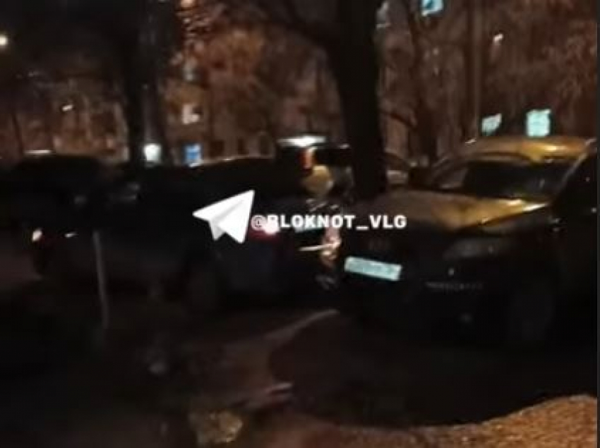 Битва соседей за парковочное место во дворе Волгограда попала на видео 