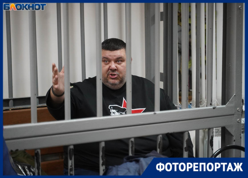 Блогера Ульянова привезли в волгоградский суд после реанимации: «Сделали операцию наживую»