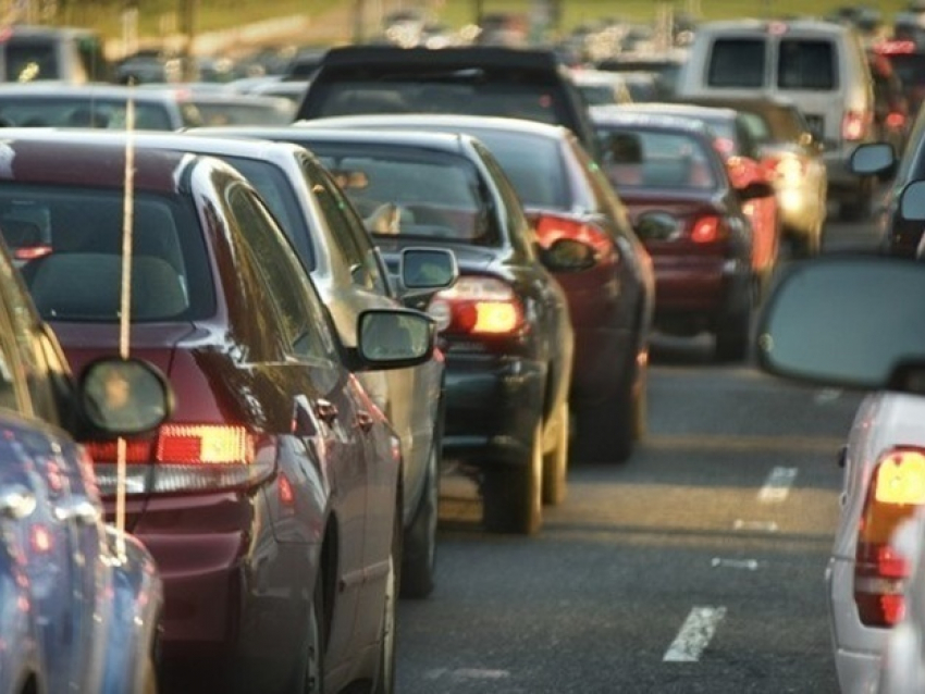 Волгоград встал в утренних пробках 