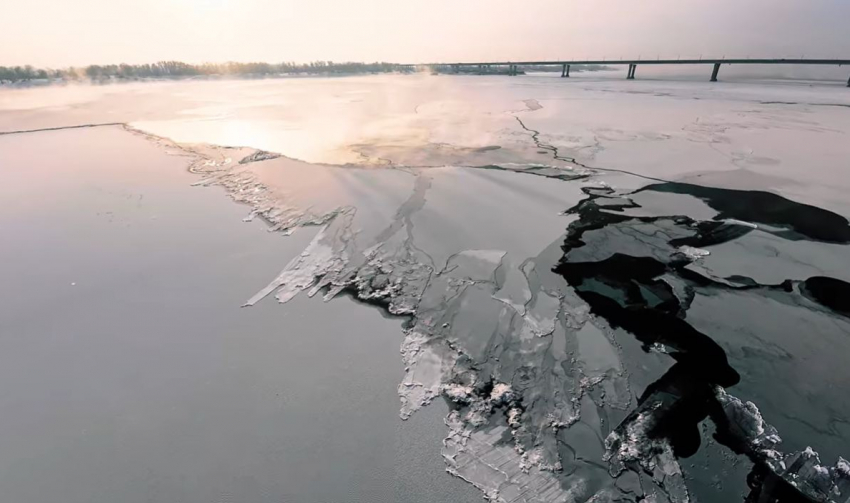 Захватывает дух: обледеневшую Волгу показали с высоты птичьего полета