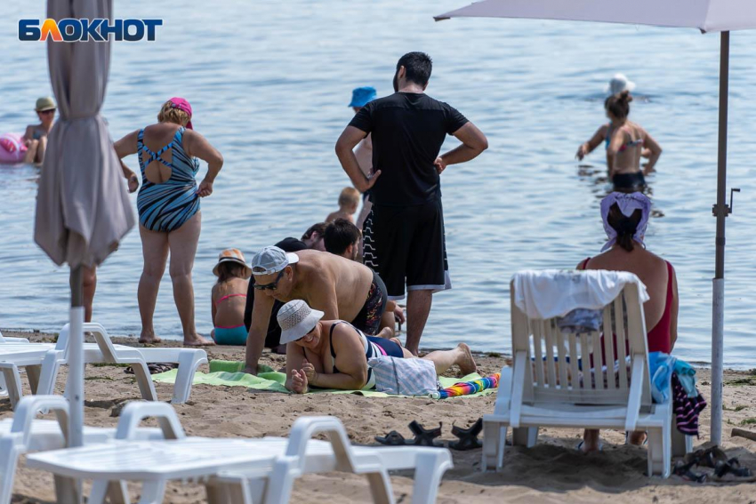 Сотни волгоградцев с детьми заблокировали на официальном пляже города