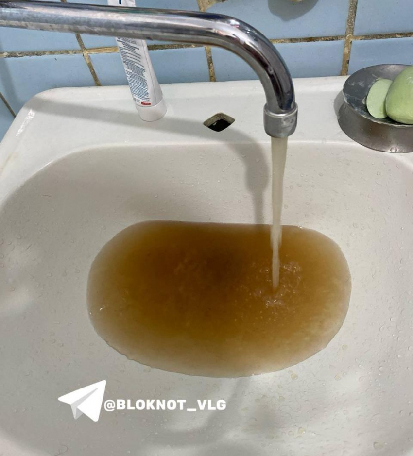 Вода цвета тухлого компота полилась из кранов на юге Волгограда 