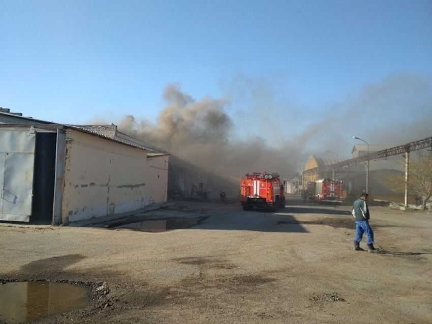Пожар вспыхнул на мебельной фабрике Ермана в Волгограде