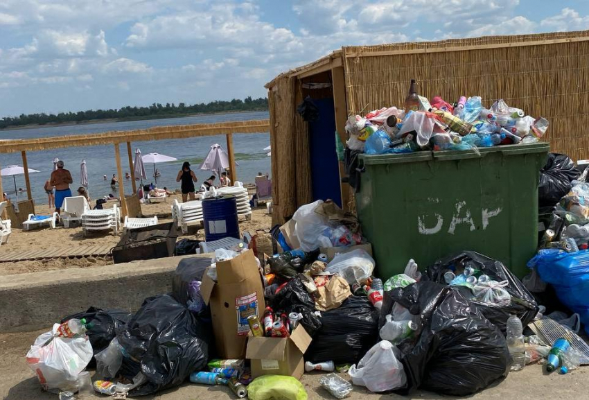 Получивший 10-балльную оценку пляж на Тулака отпугивает волгоградцев залежами мусора
