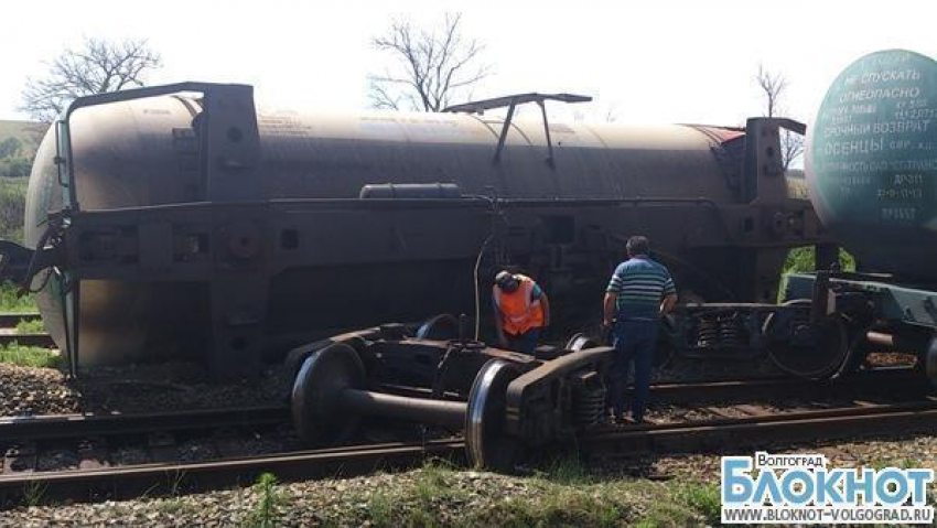 Под Волгоградом перевернулась цистерна с пропан-бутаном