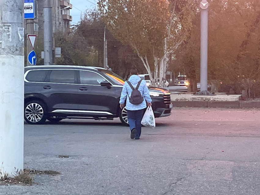 Волгоградцы переходят дорогу с риском для жизни