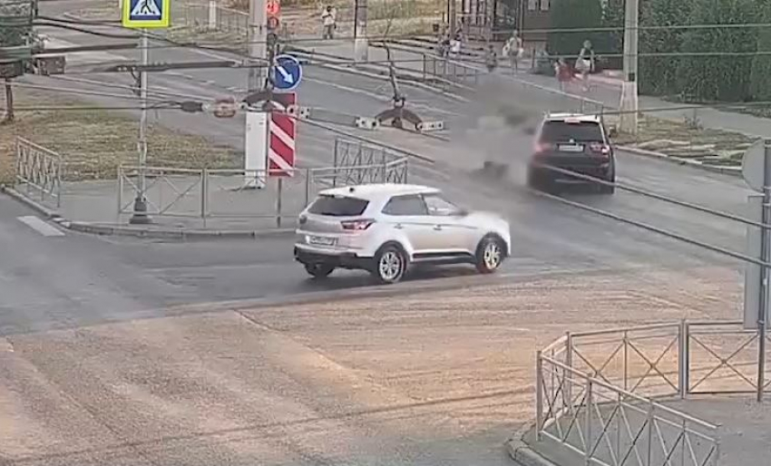Сбил как кеглю: шок-наезд BMW на пешехода на «зебре» в Волгограде попал на видео 