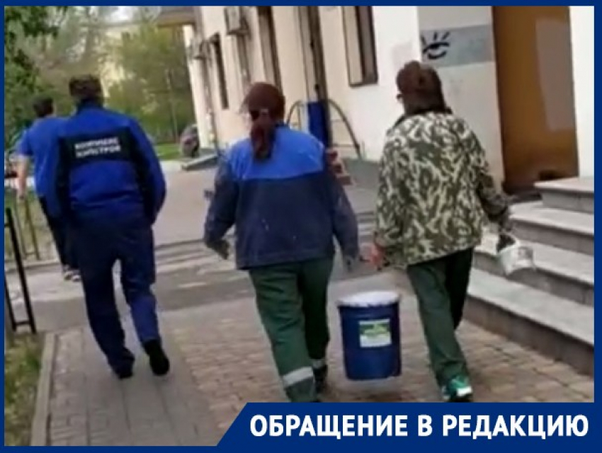 С обрушающимися балконами на улице Мира в Волгограде начали бороться вандальными росписями 