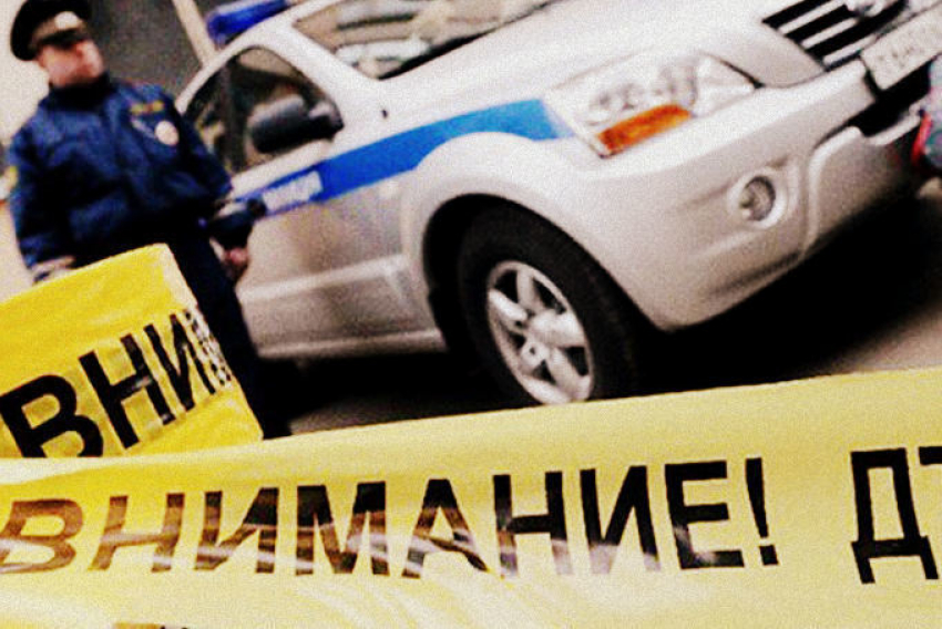 В Волжском водитель на Kia протаранил полицейский УАЗ: 1 в больнице