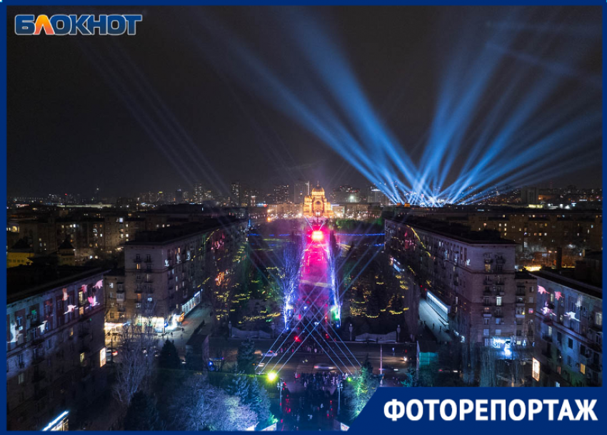 Осветившие музей, руины и центральную набережную праздничные огни в Волгограде показали с высоты 