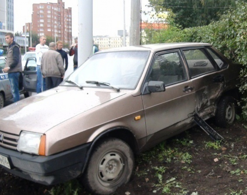 Под Волгоградом в ДТП Урала и ВАЗ-21099 погибла 45-летняя женщина