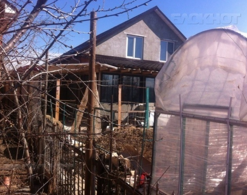 Две семьи из Волжского воюют из-за ограждения из могильных оград