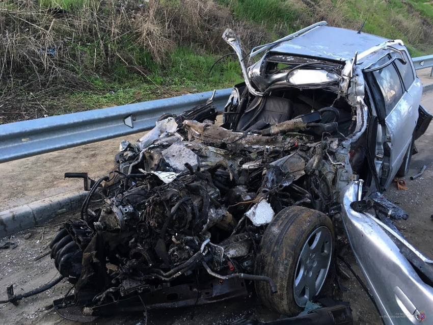 Погиб сам и угробил друга: Audi A4 влетела в автобус в Волгограде и протаранила еще 4 машины 