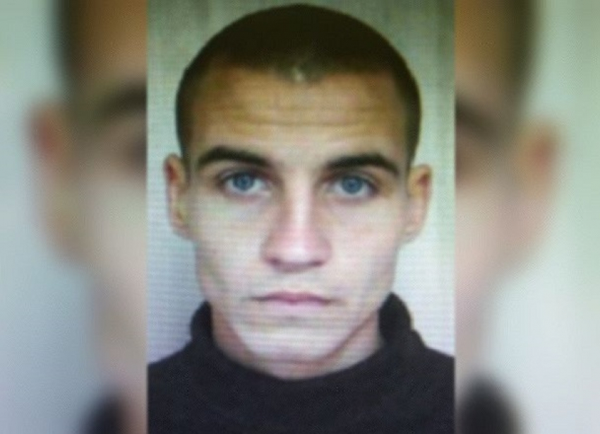 25-летний преступник с голубыми глазами сбежал из колонии и прячется в Волгограде