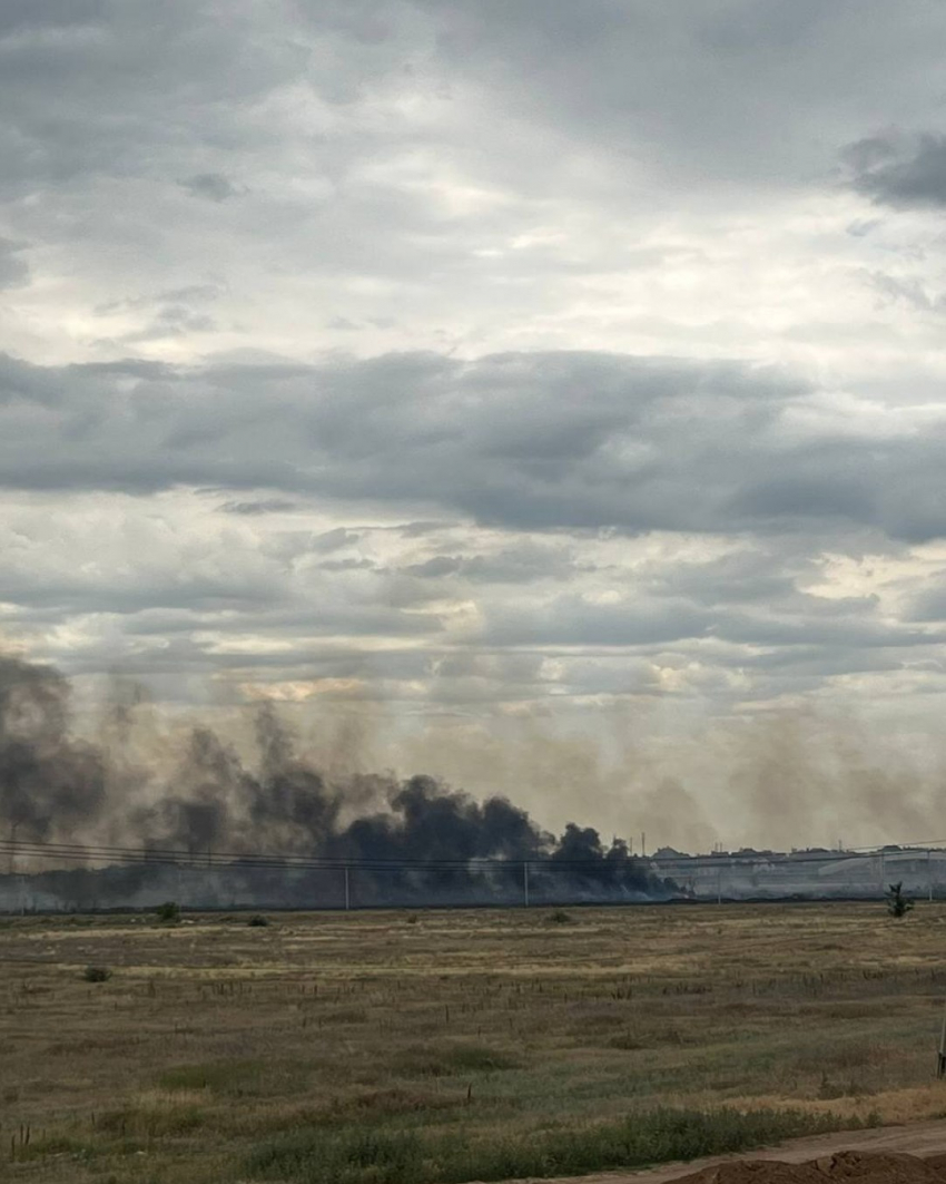 Более 3 часов тушат крупный степной пожар под Волгоградом