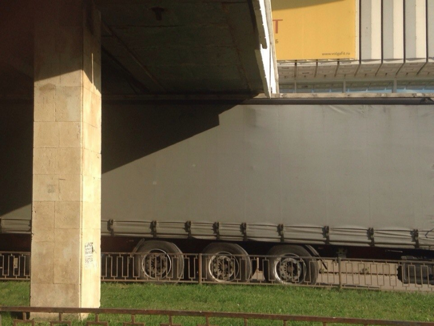 В центре Волгограда снова фура не «вписалась» в мост