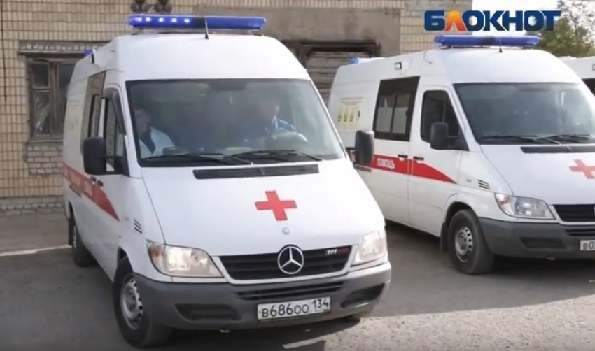 Mitsubishi протаранил рекламный щит на юге Волгограда: женщина и 6-летний мальчик в больнице