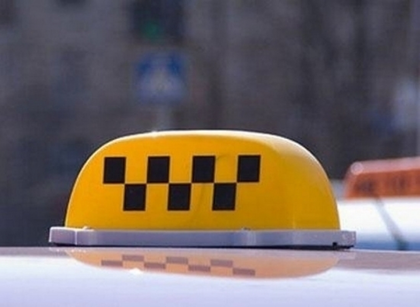 Честный таксист в Волгограде спас пенсионера от ДТП-мошенников