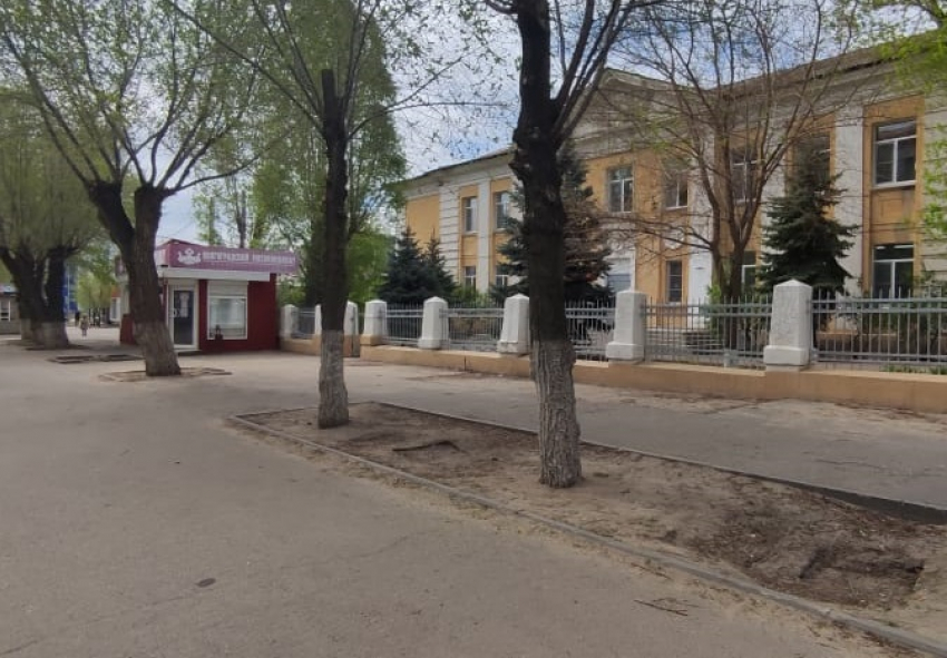 Скандальный киоск с колбасой возле гимназии №3 в Волгограде снесли