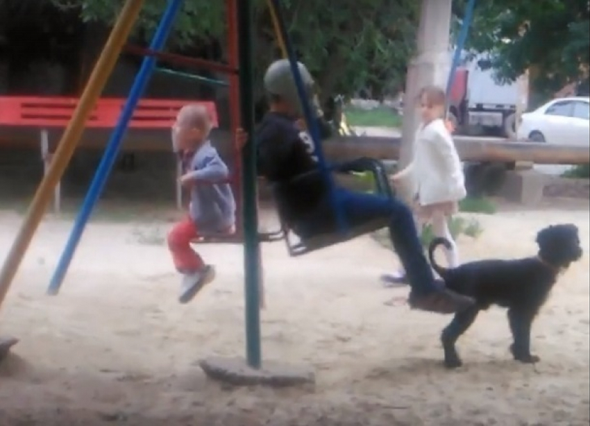 В Волгограде сняли на видео гуляющую в противогазе девочку