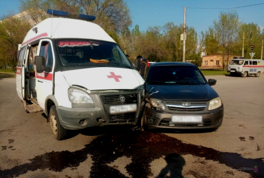 В Волжском в аварии скорой с «Ладой Грантой» пострадала медсестра