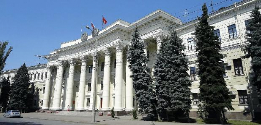 Волгоградские чиновники помогают погорельцам самым необходимым: скрепками и карандашами