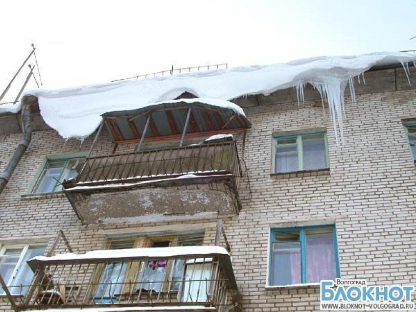 В Волгограде ледяная глыба, упавшая с крыши, покалечила еще одного человека