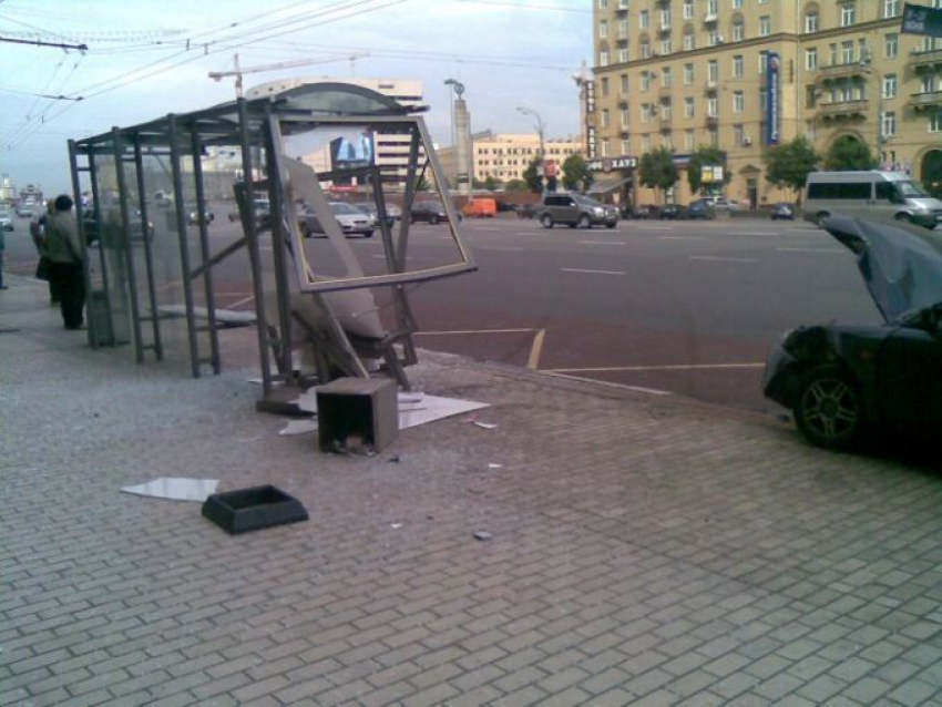Под Волгоградом водитель Renault Megane снес автобусную остановку