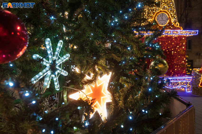 Шарами по 3000 рублей украсят елку на миллион на юге Волгограда