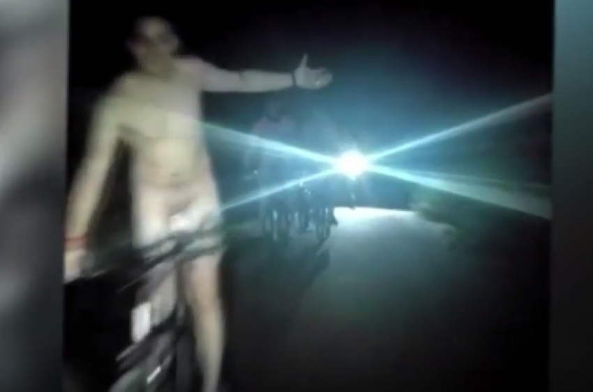 Голые велосипедисты с носками на половых органах попали на видео в Волжском