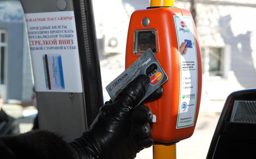 Волгоградцы теперь могут расплачиваться в автобусах банковскими картами