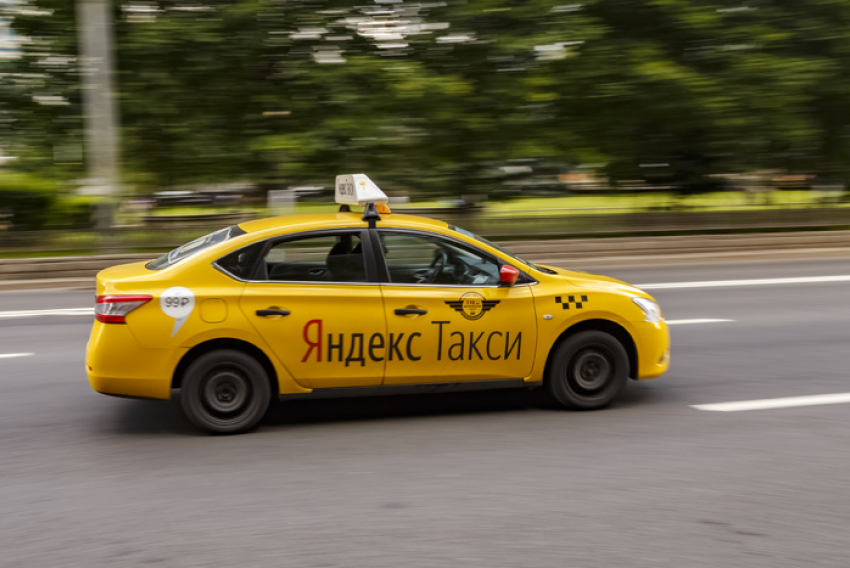 В Яндекс.Такси назвали города, где чаще всего оставляют чаевые
