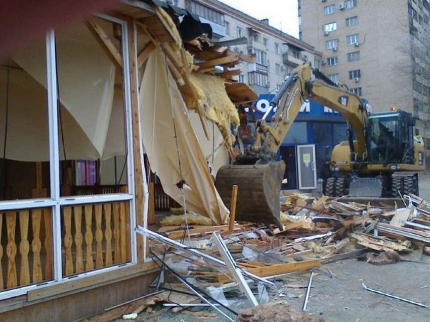 В Волгограде экскаватор сносит пристройку кафе «Дары Армении»