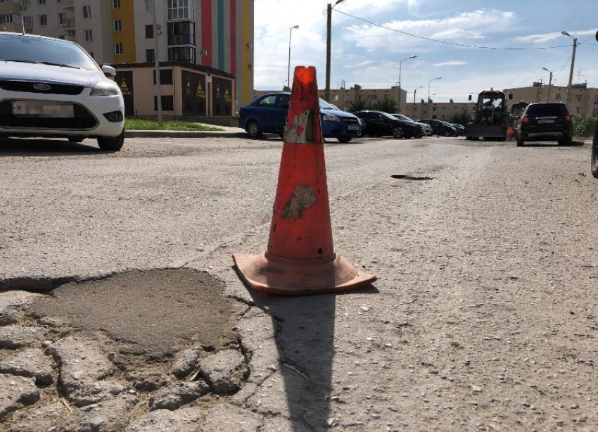 6-летний мальчик перебегал дорогу в неположенном месте и угодил под колеса авто в Волжском