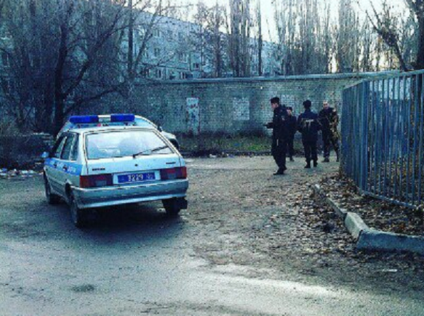 В Волгограде в лицее №7 полиция проверяет подозрительную машину: детей эвакуировали