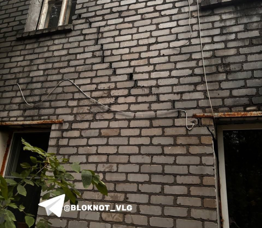 "А платим по 6 тысяч": старики замерзают в треснувшем доме без отопления на юге Волгограда 