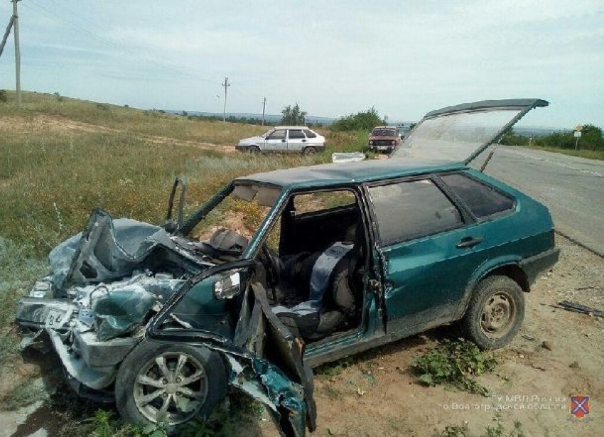 Пьяный водитель без прав на «девятке» влетел в Ford: трое в больнице под Волгоградом