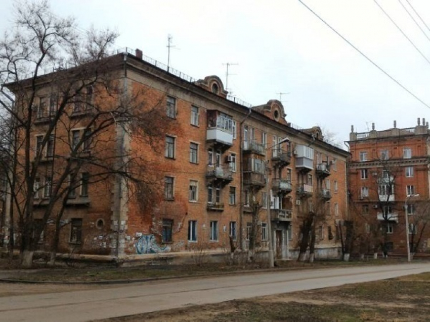 В Волгограде чиновники забыли, что в полуразрушенном общежитии с тараканами и крысами еще живут люди